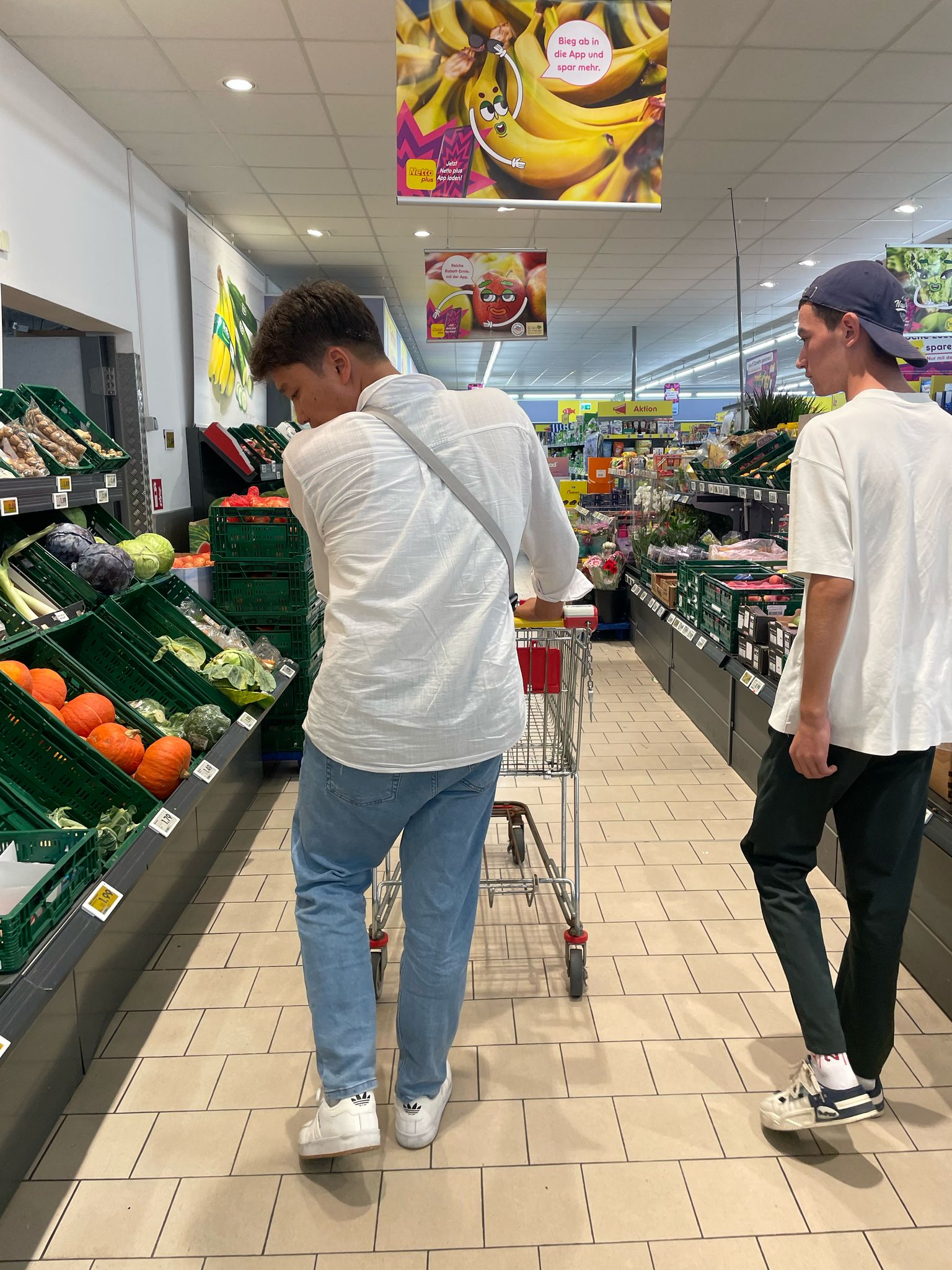 Erster Einkauf usbekischer Azubis im deutchen Supermarkt_2025